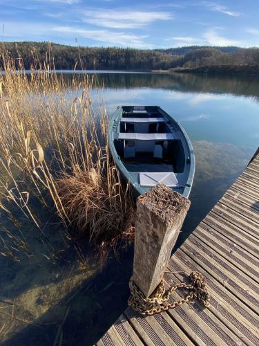 Une barque amarrée sur un ponton du lac de Narlay