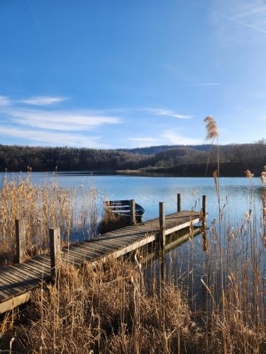 Une barque sur le lac de Narlay