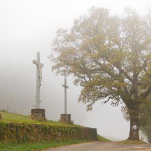 Gizia - 3 croix dans la brume